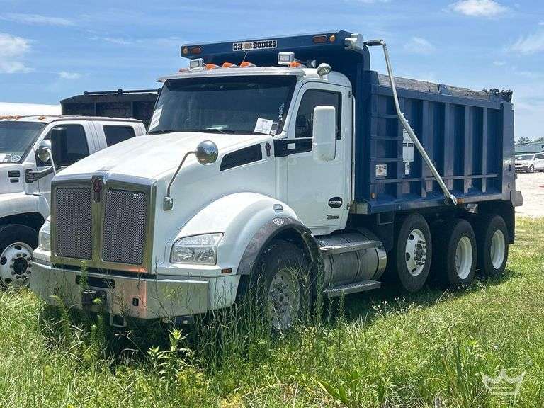 2017 Kenworth T880 Tri-Axle Dump Truck