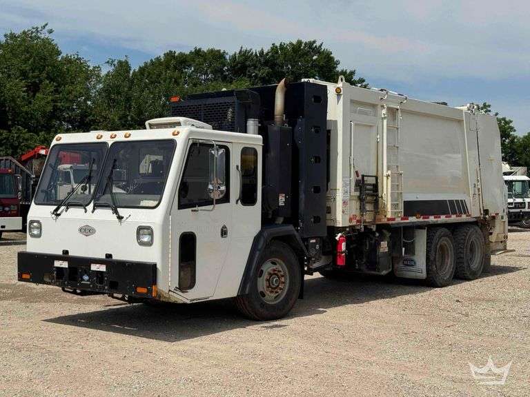 2015 CCC T/A Heil DuraPack 5000 27yd. Rear Loader Garbage Truck