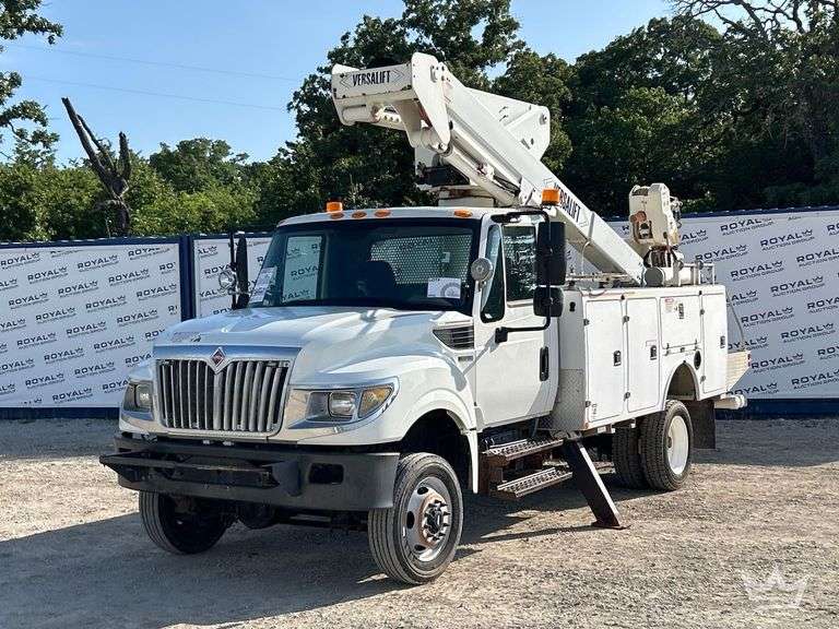 2015 International TerraStar Versalift Bucket Truck