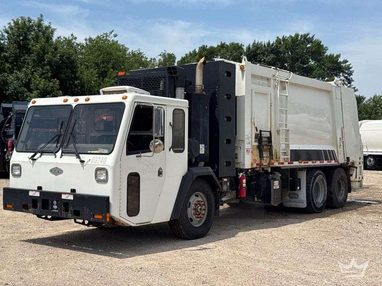 2015 CCC T/A Heil DuraPack 5000 25yd. Rear Loader Garbage Truck