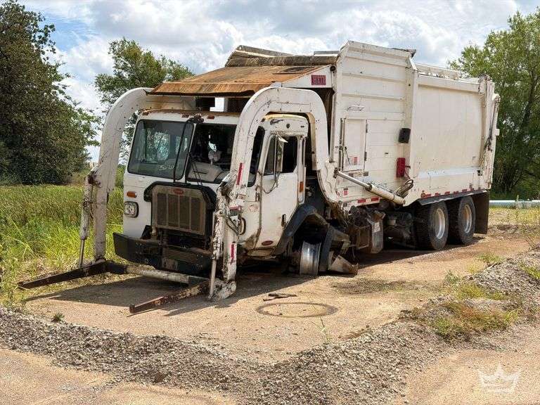 2020 Peterbilt 520 T/A Heil 28Yd Front-Loader Garbage Truck