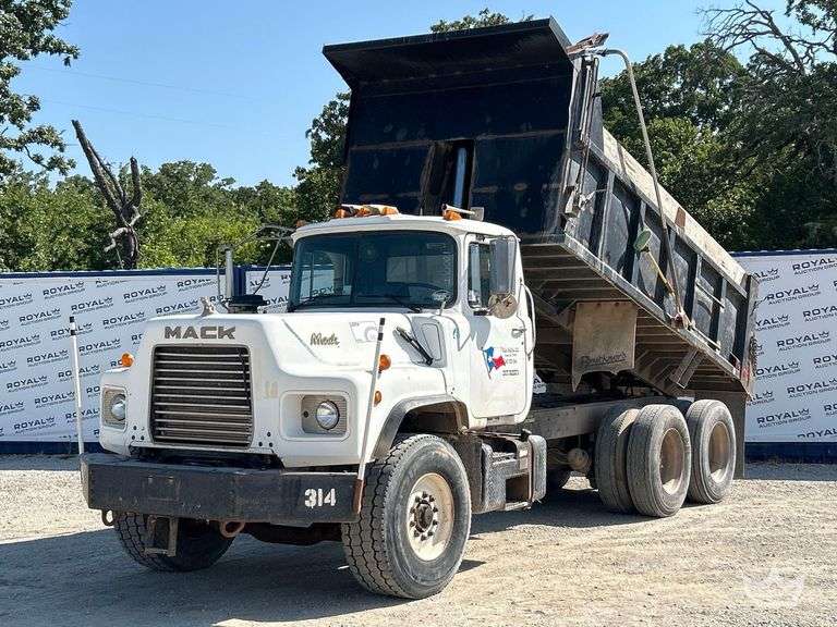 1994 Mack DM690S T/A Dump Truck