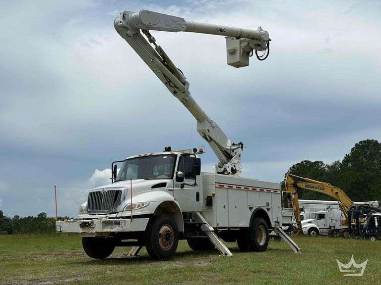 2009 International 4400 Altec AM650 50ft. Material Handling Bucket Truck