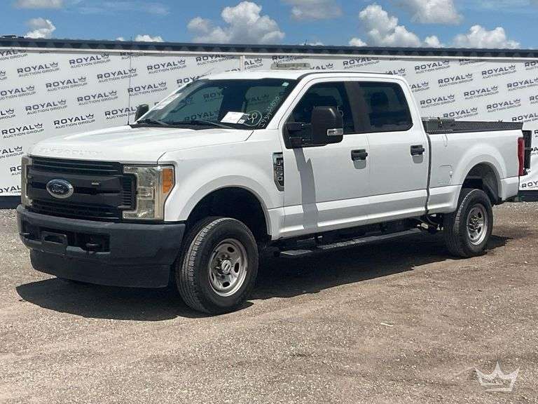 2017 Ford F-250 4x4 Crew Cab Pickup Truck w/ Lift Gate