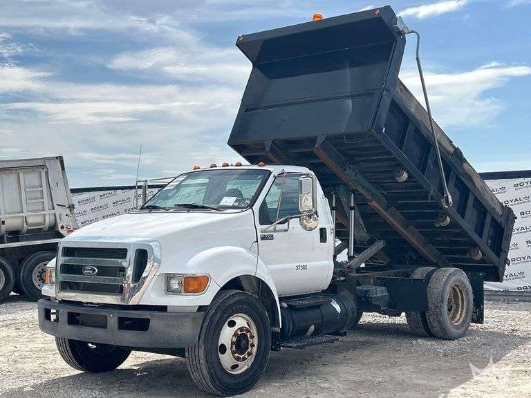2015 Ford F-750 S/A Dump Truck