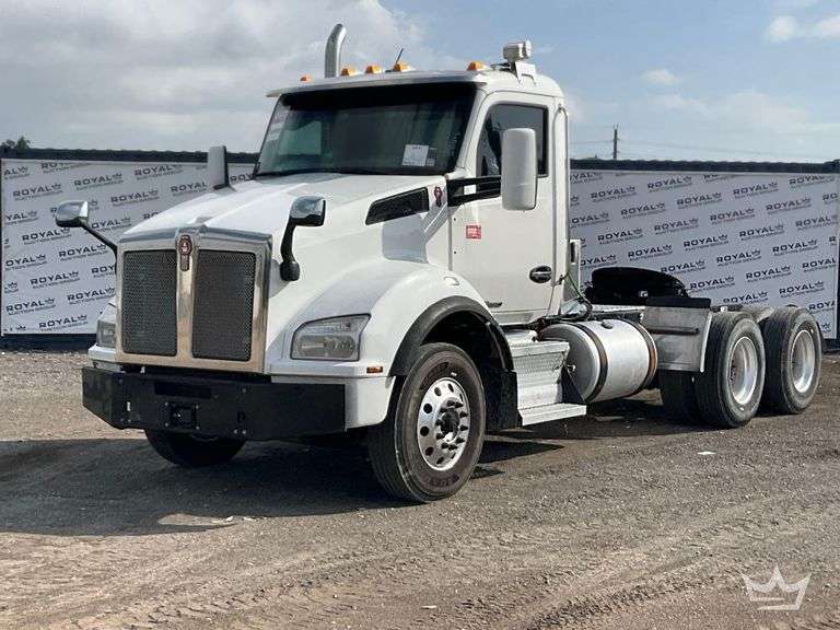 2019 Kenworth T880 T/A Wet Kit Day Cab Truck Tractor