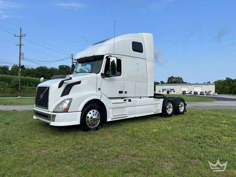 2013 Volvo VNL860 T/A Sleeper Cab Truck Tractor