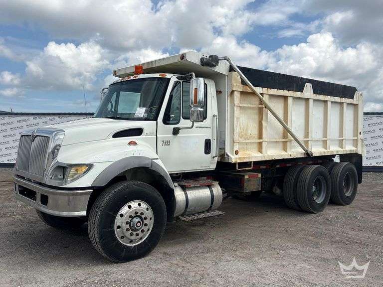 2004 International 74000 Ox Bodies 17yd. T/A Dump Truck