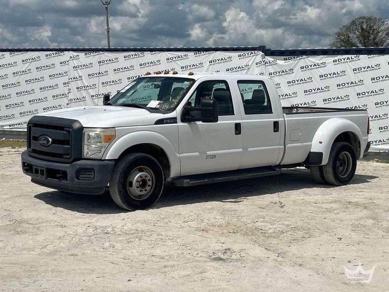 2015 Ford F-350 Crew Cab Dually Pickup Truck