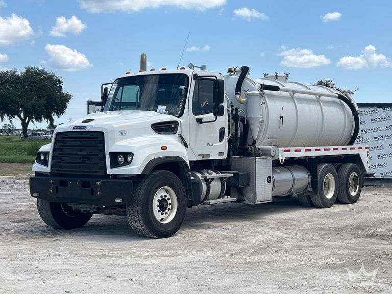 2015 Freightliner 114SD T/A Lely 3,300 Gallon Septic Wet Vacuum Truck
