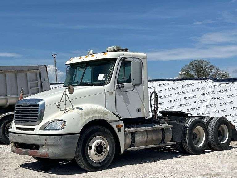 2006 Freightliner Columbia 120 T/A Day Cab Truck Tractor
