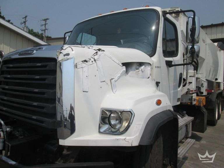 2015 Freightliner 108SD T/A Labrie 29yd Side Loader Garbage Truck