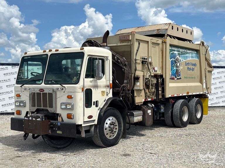 2014 Peterbilt 320 T/A Heil 28yd. Side Loader Garbage Truck