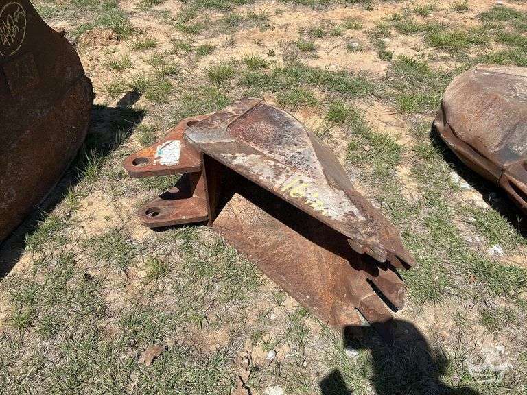 Hensley 16in. Bucket with Teeth Excavator Attachment