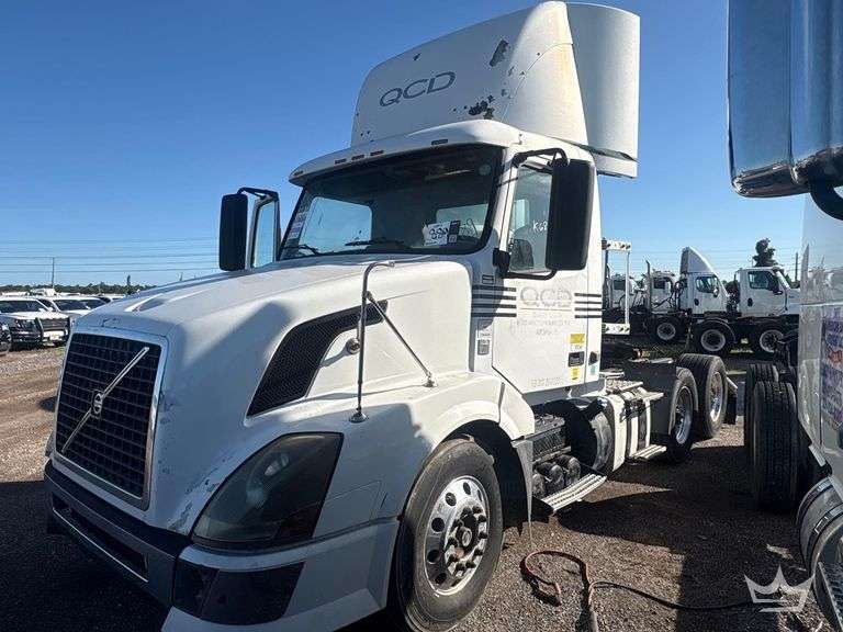 2011 Volvo VNL T/A Day Cab Truck Tractor