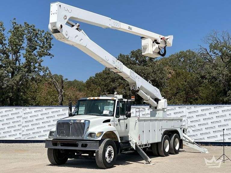 2003 International 7400 Altec A77-T 76ft. Material Handing T/A Bucket Truck