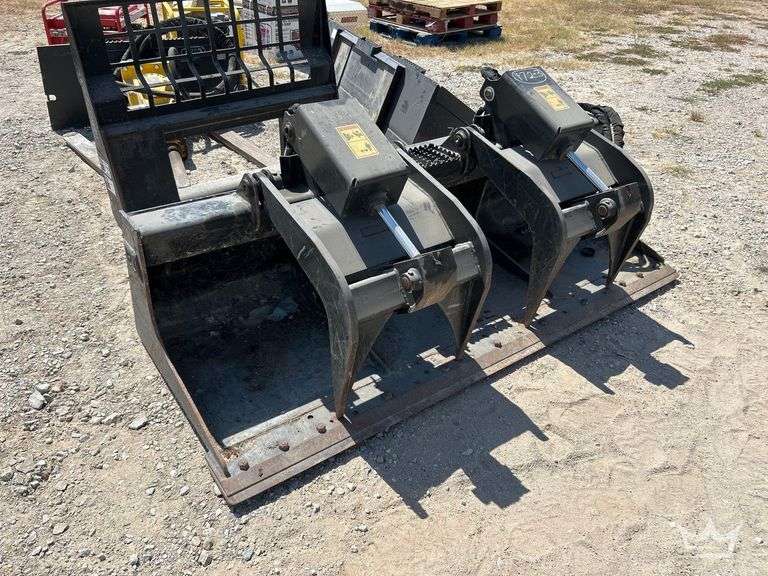 2021 Caterpillar 80in. Hydraulic Dual Cylinder Grapple Bucket Skid Steer Attachment