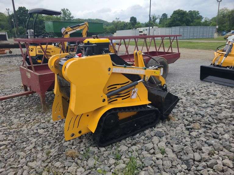 Infront YF380 Mini Skid Loader w/ Bucket - Rogers Community Auction Inc.
