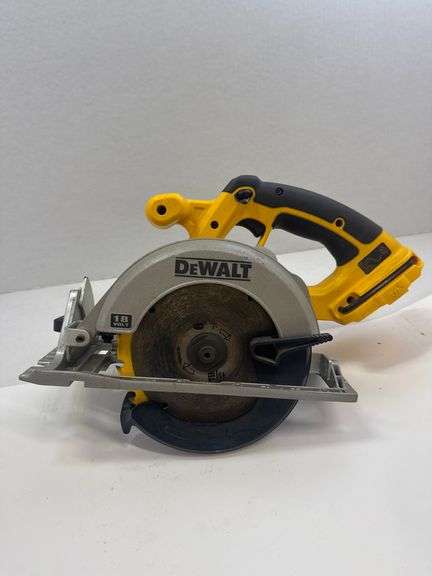 DEWALT 18V  6 1/2" CORDLESS CIRCULAR SAW - (TOOL ONLY)