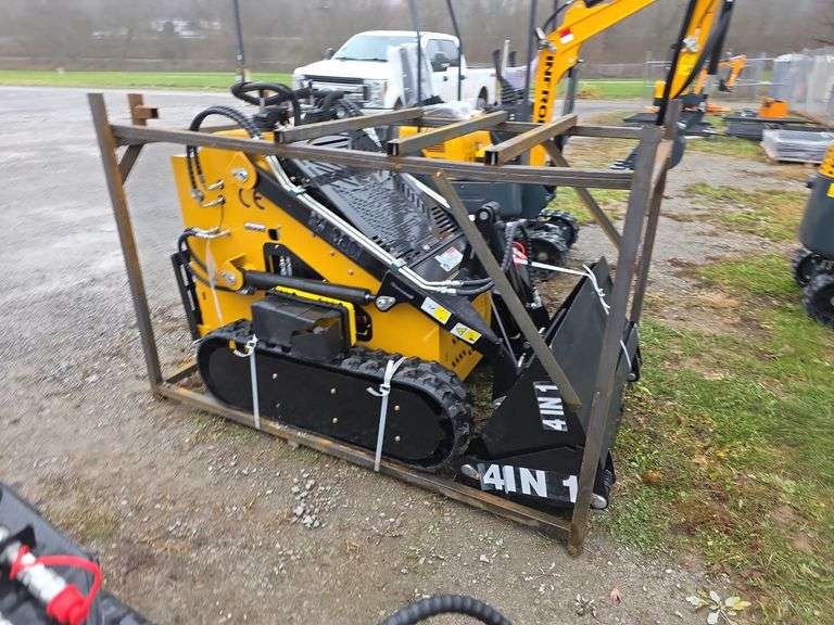 Infront YF380 Mini Skid Loader w/ 4 in 1 Bucket