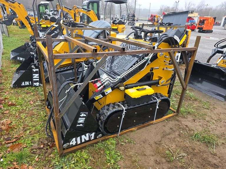 Infront YF380 Mini Skid Loader w/ 4 in 1 Bucket