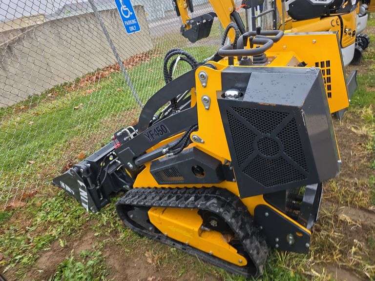 Infront YF450 Mini Skid Loader w/ 4 in 1 Bucket