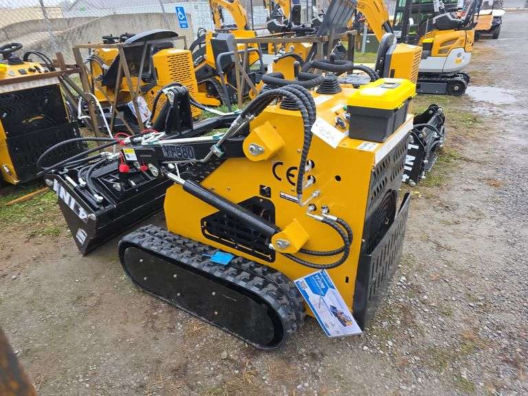 Infront YF380 Mini Skid Loader w/ 4 in 1 Bucket