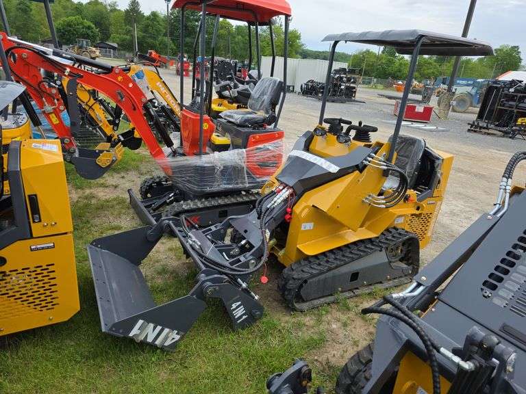 Infront YF480 Seated Mini Skid Loader w/ 4 in 1 Bucket & Canopy