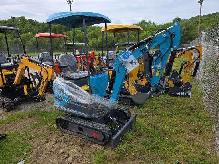 Blue Infront YFE15 Mini Excavator w/ Blade, Hyd Thumb & Canopy