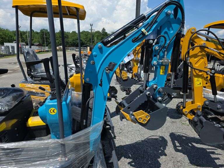 Infront YFE15 Mini Excavator w/ Thumb & Canopy