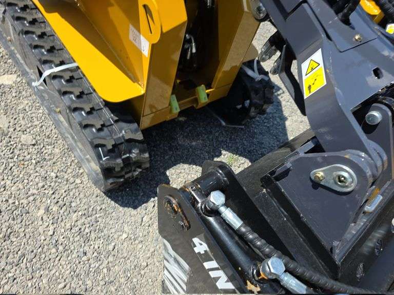 Infront YF480 Mini Skid Loader w/ 4 in 1 Bucket
