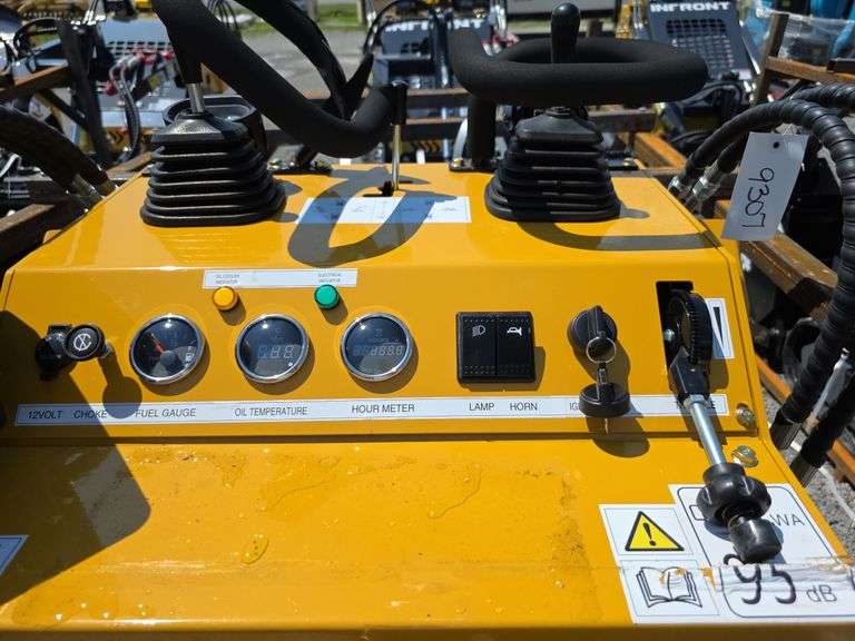 Infront YF380 Mini Skid Loader w/ 4 in 1 Bucket