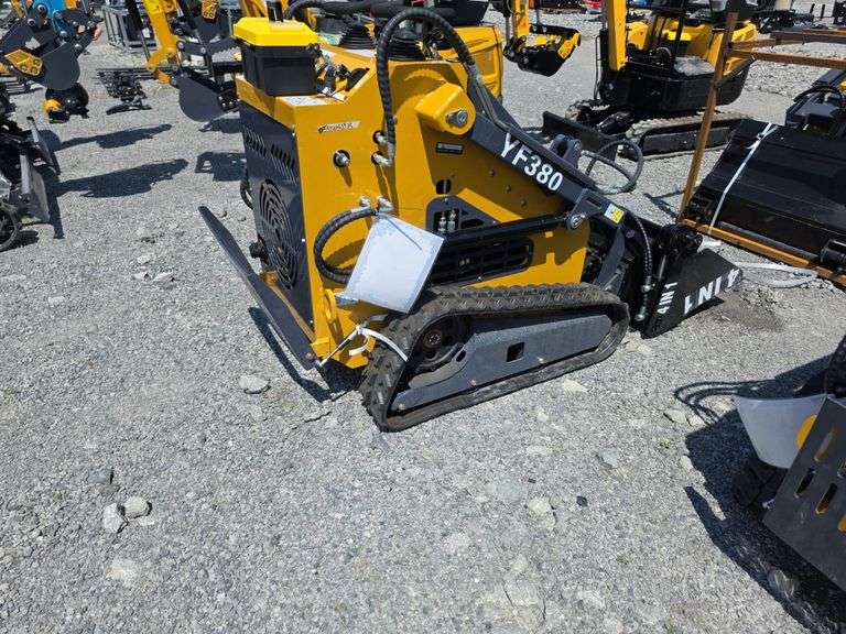 Infront YF380 Mini Skid Loader w/ 4 in 1 Bucket