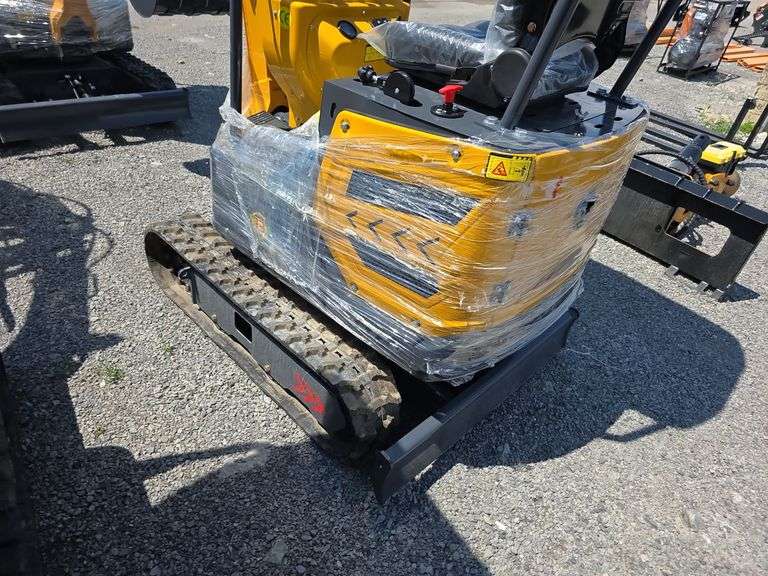 Infront YFE15 Mini Excavator w/ Thumb & Canopy