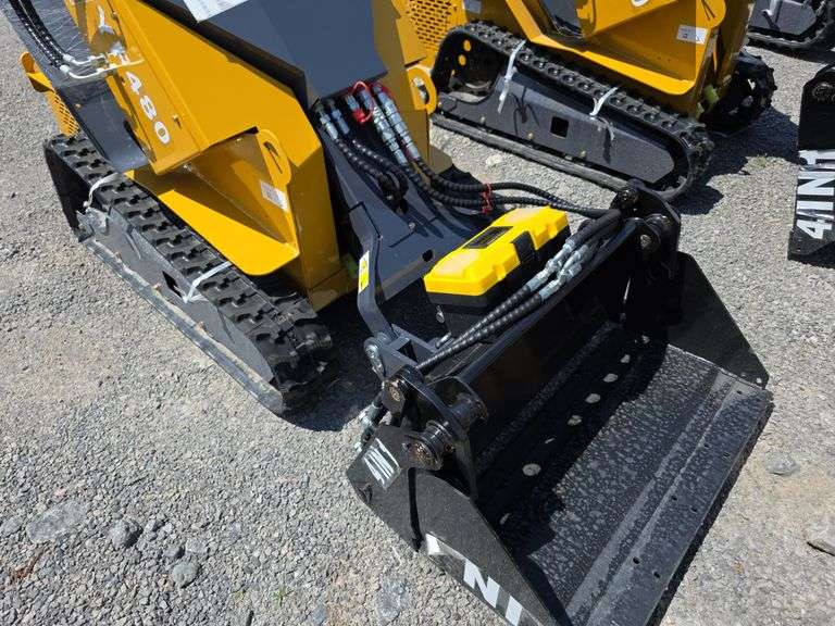 Infront YF480 Mini Skid Loader w/ 4 in 1 Bucket