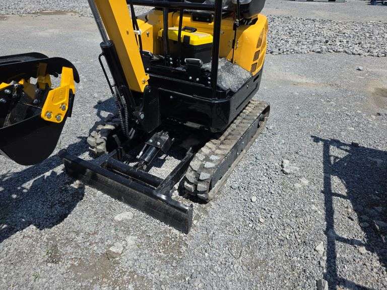 Infront YFE18 Mini Excavator w/ Thumb & Canopy