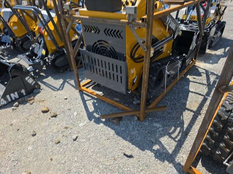Infront YF380 Mini Skid Loader w/ 4 in 1 Bucket