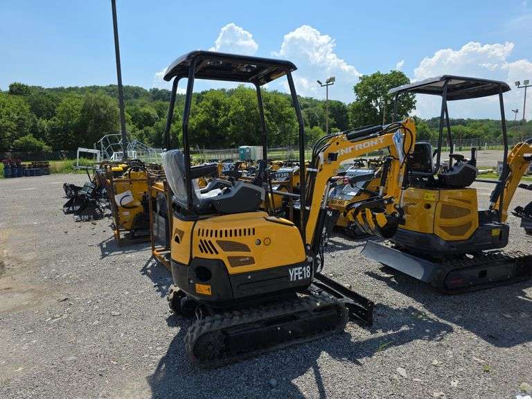 Infront YFE18 Mini Excavator w/ Thumb & Canopy