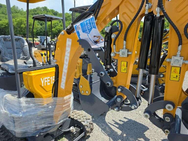 Infront YFE15 Mini Excavator w/ Thumb & Canopy