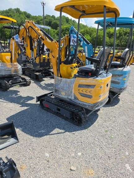 Infront YFE15 Mini Excavator w/ Thumb & Canopy