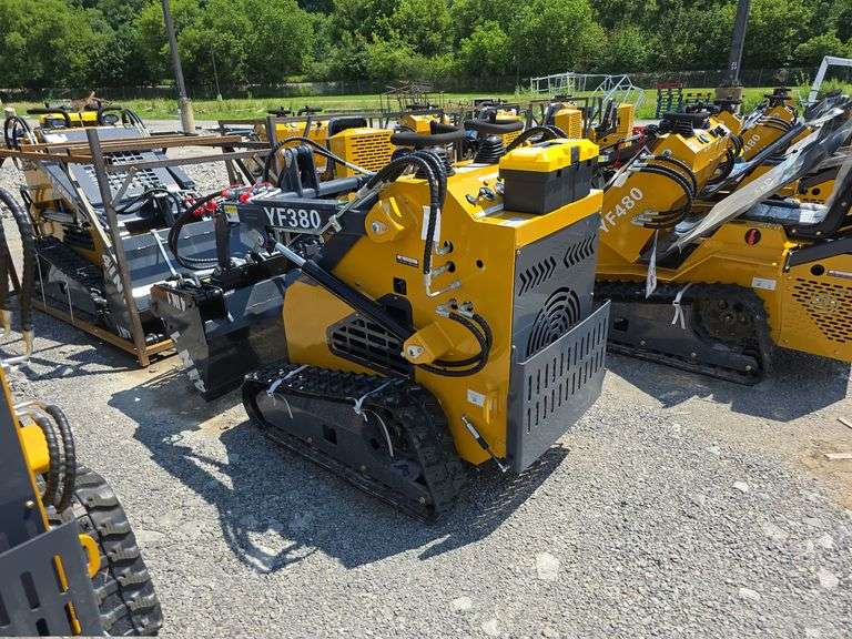 Infront YF380 Mini Skid Loader w/ 4 in 1 Bucket