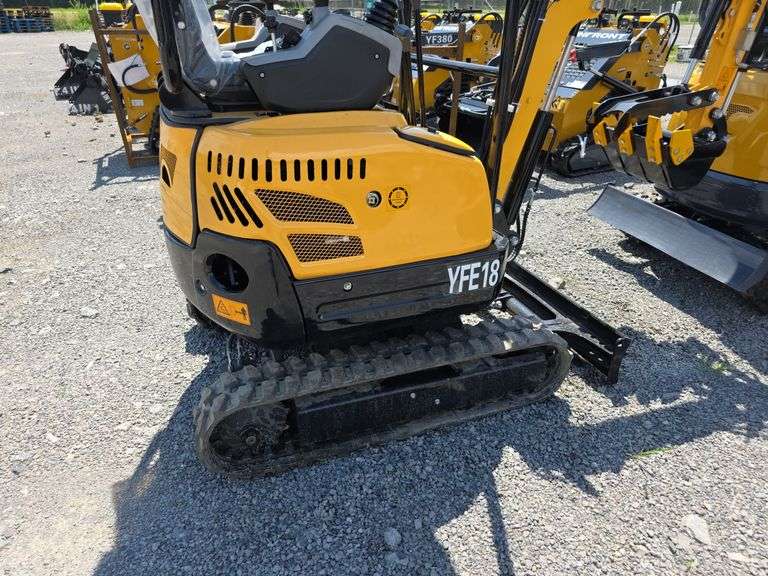 Infront YFE18 Mini Excavator w/ Thumb & Canopy
