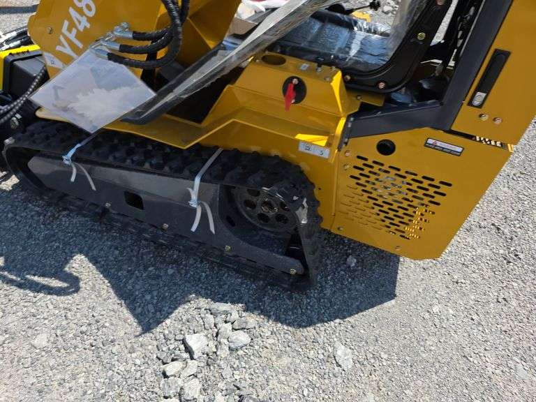Infront YF480 Mini Skid Loader w/ 4 in 1 Bucket