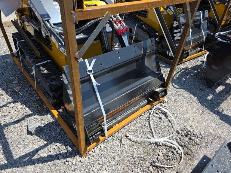Infront YF380 Mini Skid Loader w/ 4 in 1 Bucket