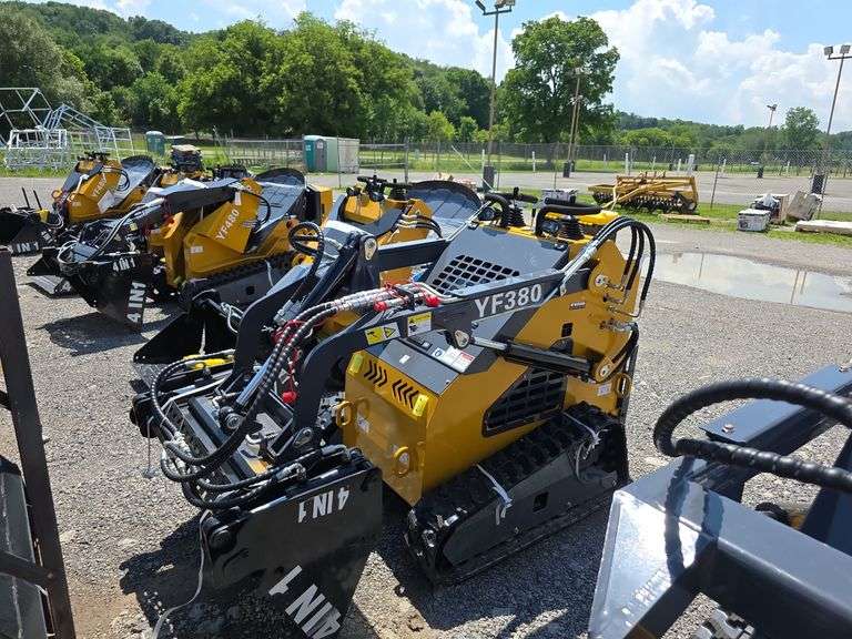 Infront YF380 Mini Skid Loader w/ 4 in 1 Bucket