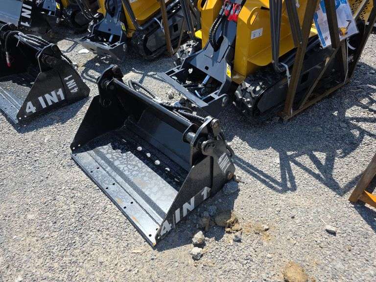 Infront YF480 Mini Skid Loader w/ 4 in 1 Bucket