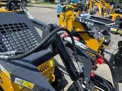 Infront YF380 Mini Skid Loader w/ 4 in 1 Bucket