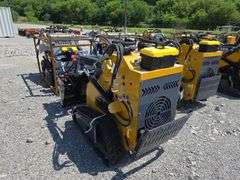 Infront YF380 Mini Skid Loader w/ 4 in 1 Bucket