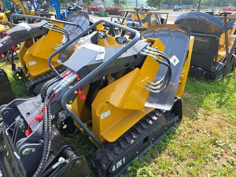 Infront YF480 Seated Mini Skid Loader w/ 4 in 1 Bucket
