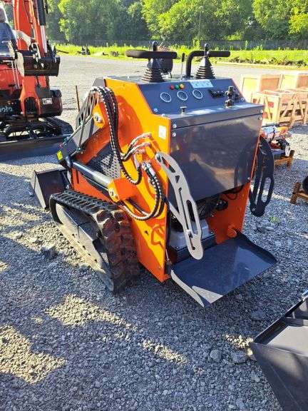 TPM T-460 Mini Skid Loader